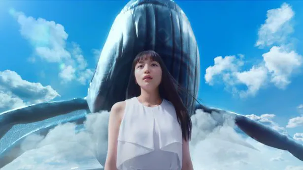 画像 川口春奈 空と海の狭間の幻想世界で空飛ぶ鯨に遭遇 ゲームアプリ新cmで抜群の透明感を披露 5 10 Webザテレビジョン