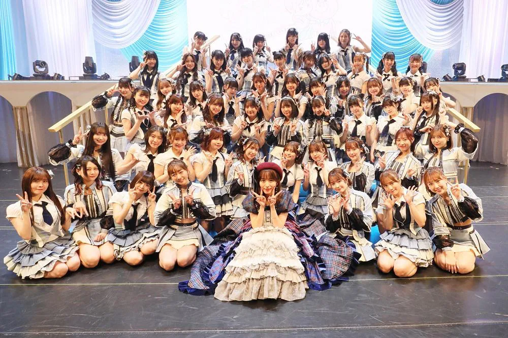 卒業ドレスを着た大場とコンサートに出演したSKE48メンバー