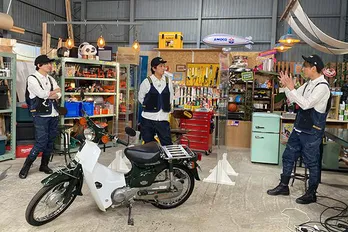 小山慶一郎&加藤シゲアキ、上地雄輔とスーパーカブをカスタマイズ!<NEWSの全力メイキング>