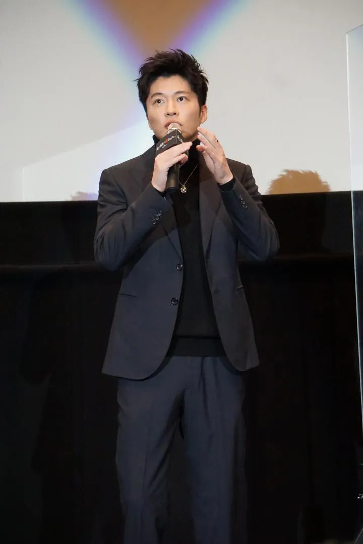 【写真を見る】田中圭、黒でまとめたスタイリッシュなスーツ姿で登場