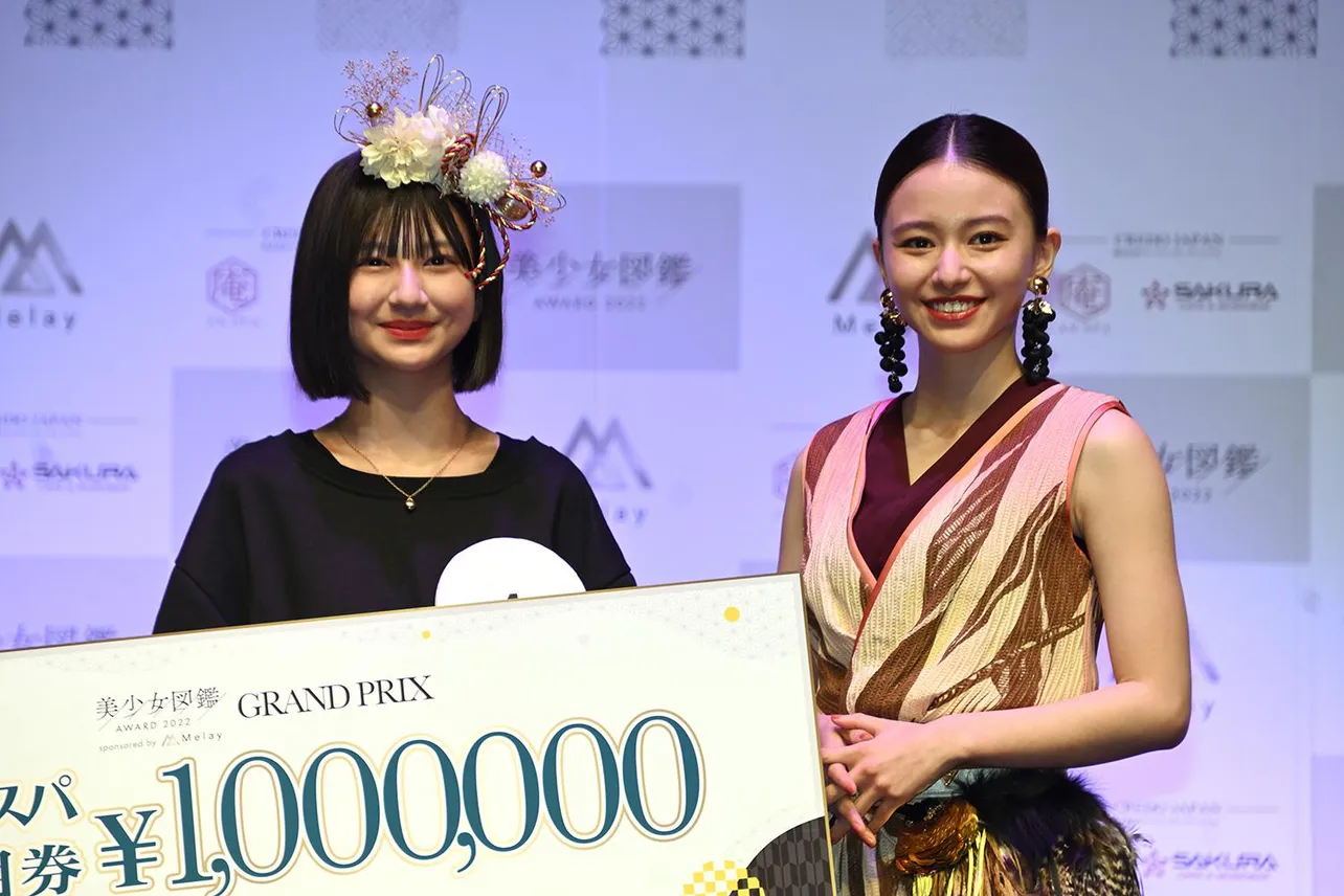 グランプリを受賞した菅原夕亜さんとプレゼンターの山本舞香