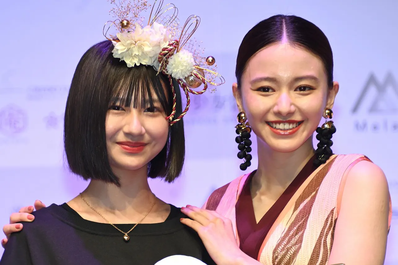 グランプリを受賞した菅原夕亜さんとプレゼンターの山本舞香