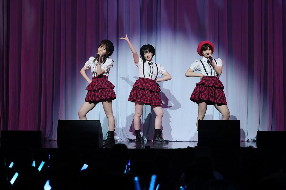 (左から)“前座ガールズ”として「ミニスカートの妖精」を歌った大場美奈、水野愛理、太田彩夏