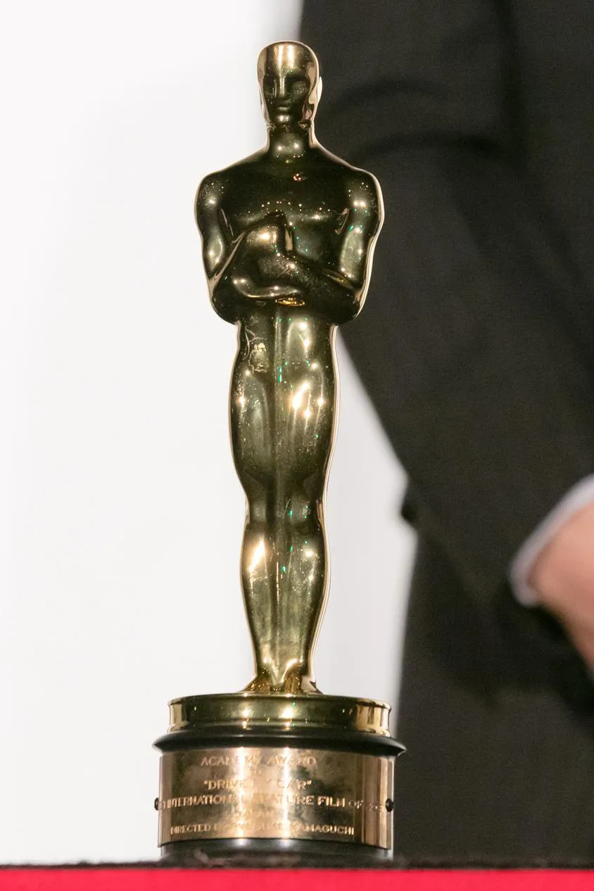 「ドライブ・マイ・カー」が受賞した国際長編映画賞のオスカー像