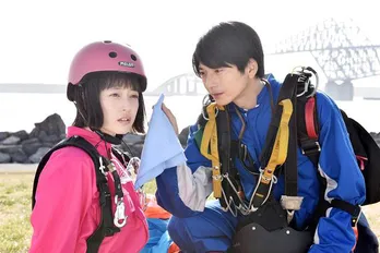 今田美桜“麻理鈴”、向井理“T・Oさん”に一目惚れ!二人が出会ったキュンシーン写真解禁<悪女(わる)>