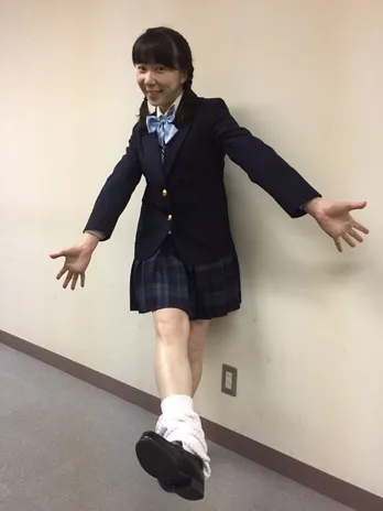 平岩紙が“神ってる”!?　制服姿で女子高生ポーズを公開！