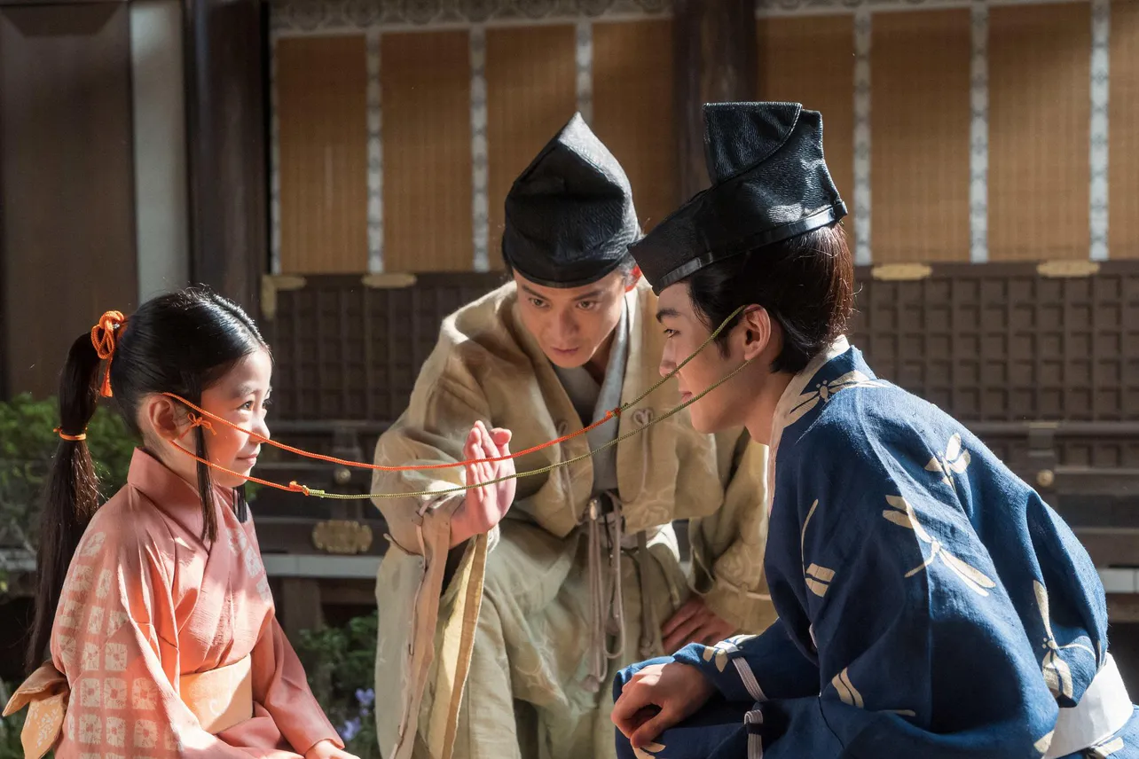 子どもたちと遊ぶ小栗旬“義時”