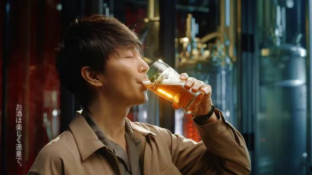 【写真】絶妙な表情でビールを飲む長谷川博己