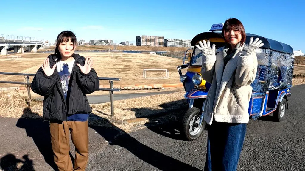 行列のグルメ店を探すロケに挑む高田ぽる子(左)とちなてい(危険物てぃらてぃら・右)