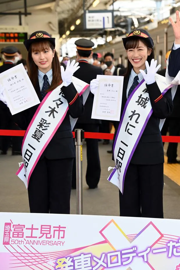 【写真】笑顔で手を振る、制服姿の佐々木彩夏＆高城れに