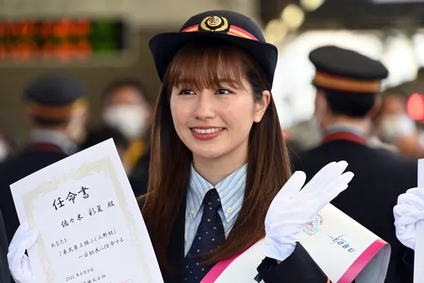 画像 ももクロ佐々木彩夏 高城れに 駅員の制服姿に喜び すごく可愛いんです 12 12 Webザテレビジョン
