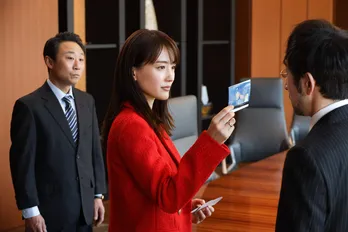 綾瀬はるか“麗子”、大泉洋“篠田”に「私があなたを殺人犯にしてあげる」<元彼の遺言状>