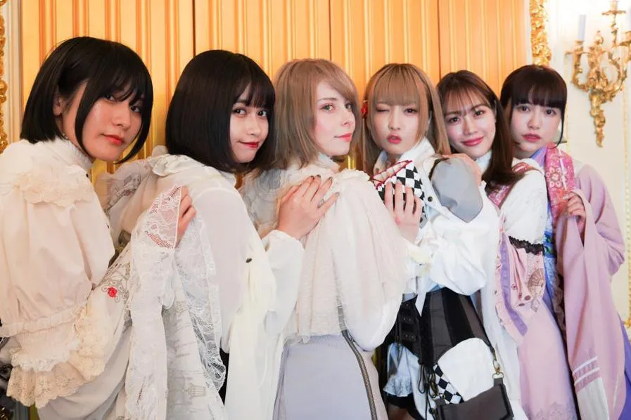 「OZZON JAPAN」提供の衣装に身を包んだ出演者たち
