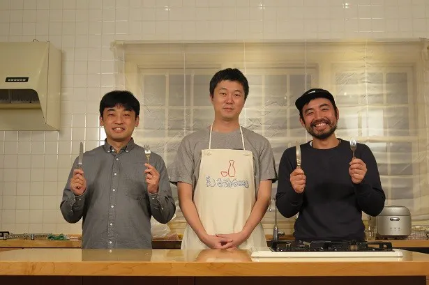 【写真を見る】山本浩司(左)と松浦祐也(右)が試食