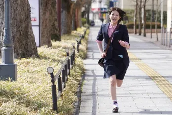 今田美桜“麻理鈴”、スーツ姿で全力疾走!第1話未公開カットが解禁に<悪女(わる)>