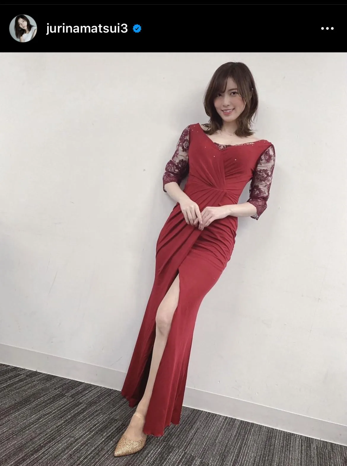 【写真を見る】松井珠理奈、生足美脚がちら見えの赤ドレス姿