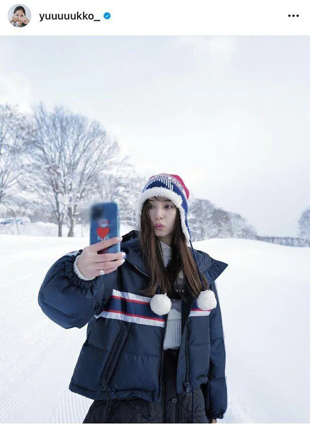 雪原にトリコロールカラーのウエアが映える新木優子