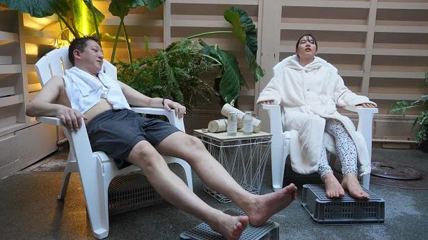 【写真を見る】サウナに入った後にリラックスした表情を見せる高橋茂雄、のん