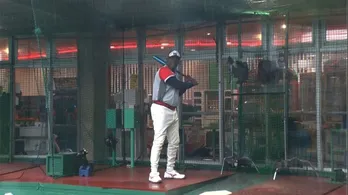 ラルフ・ブライアントがバッティングセンターでホームランに挑戦！