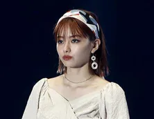 山本舞香、“チーム”集合写真でも際立つ存在感…！赤の特攻服姿に「違和感なし!!」「めちゃくちゃ似合っとる」の声