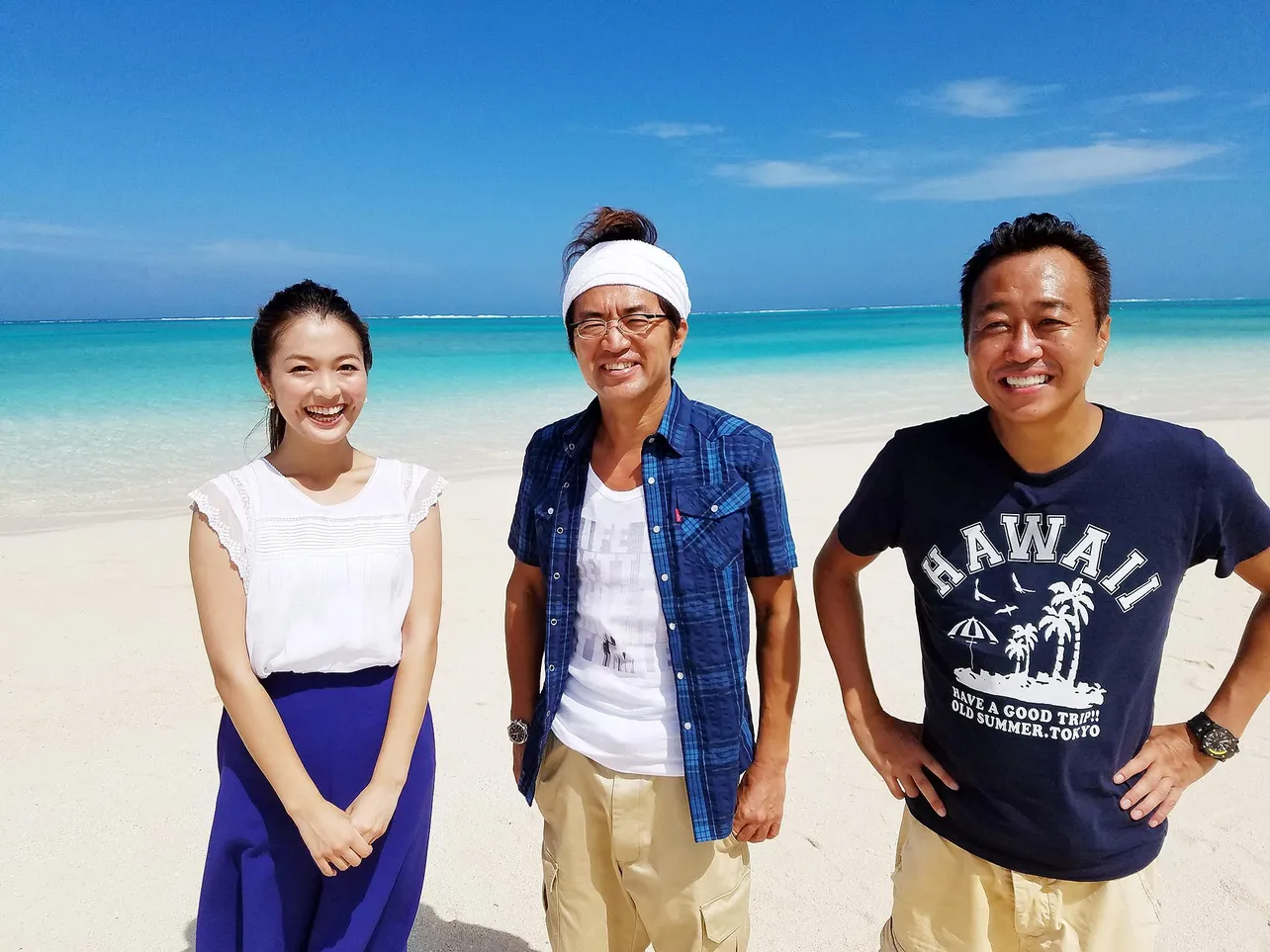 沖縄・久米島の海辺で、さまぁ～ずが3代目アシスタント・福田典子アナと初対面を果たしたときの貴重なショット。福田アナの初々しさに三村は「かわいい」を連発