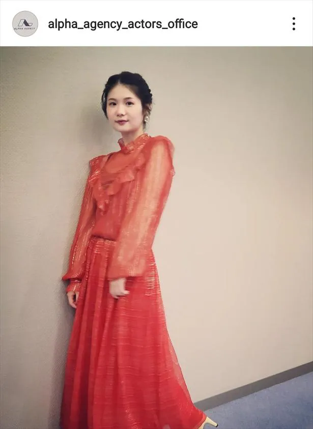 【写真を見る】真っ赤なドレスで大人っぽい小野花梨　
