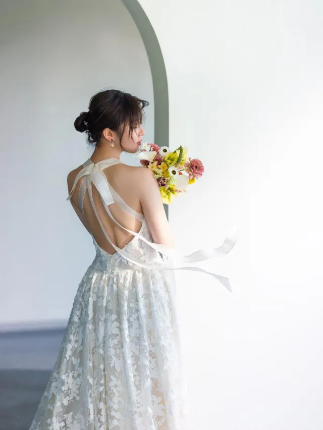 【写真】背中全開ドレスで、大胆にバックスタイルを披露した島崎遥香