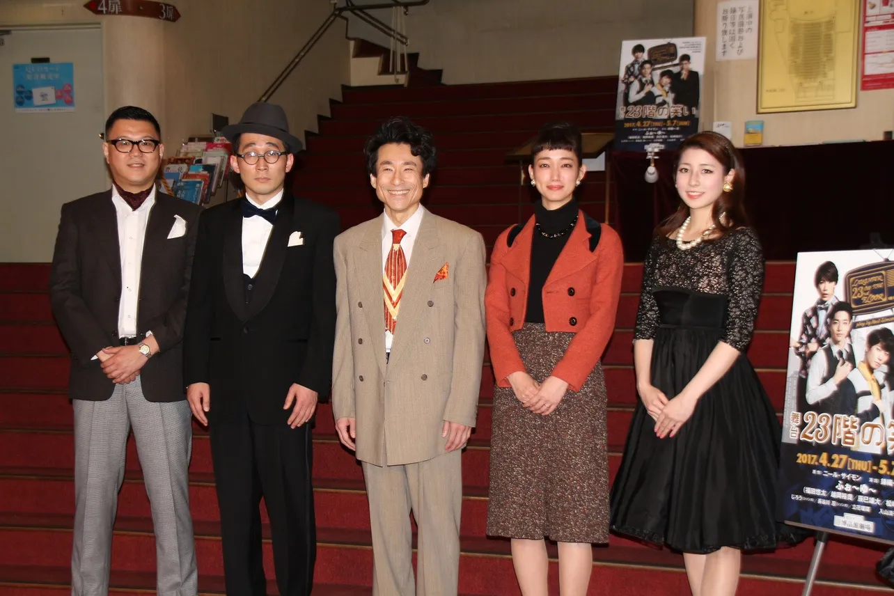 舞台「23階の笑い」に出演する(写真左から)長谷川忍(シソンヌ)、じろう(シソンヌ)、なだぎ武、入山法子、立花瑠菜