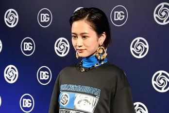 前田敦子、ミニスカ&ヒョウ柄ブーツで“ドルガバ&呪術廻戦”コラボ着こなす「こう着たら楽しめるを追求」