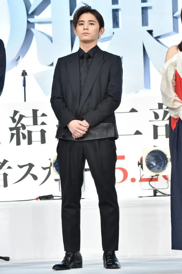 【写真を見る】山田涼介、ブラックのスーツを着こなした全身SHOT
