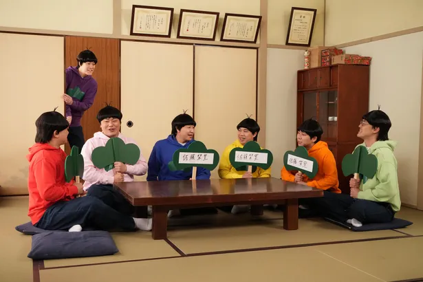 【写真を見る】「おそ松さん」のパロディー企画で“7つ子”に扮する「新しいカギ」メンバー