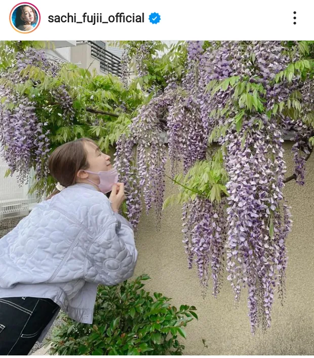 藤の花の香りに酔いしれる藤井サチ