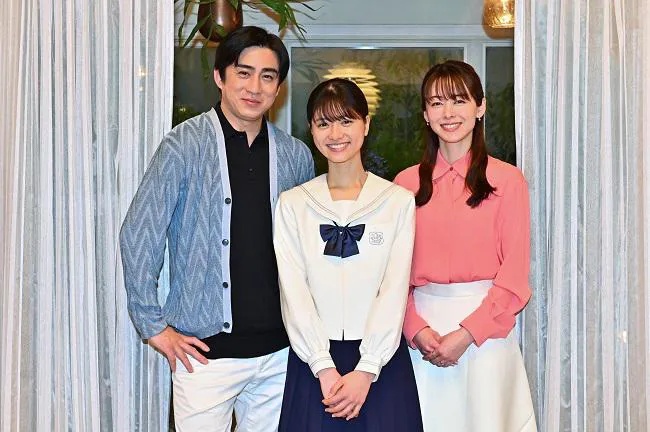 (左から)松本幸四郎“阿久津”と、娘役の凛美、妻役の森脇英理子