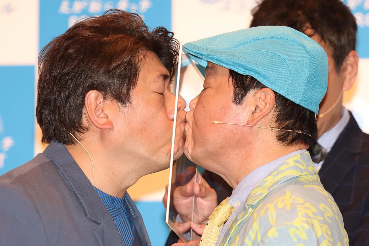 寺門ジモンと上島竜兵がぶちゅ～とキスも…間にはアクリル板