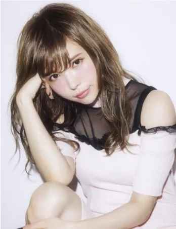 益若つばさ、見えてる…!“穴あき”ワンピの腹チラSHOTに「肌が真っ白できれい…!」「大人かわいい」と反響