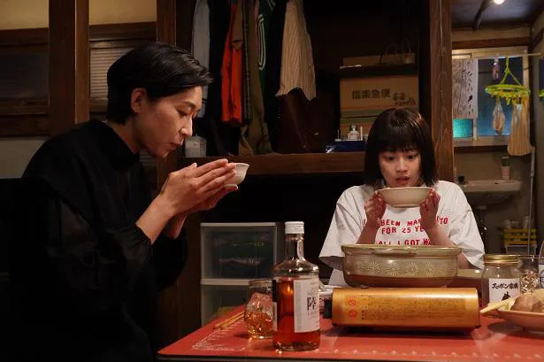 【写真を見る】距離が縮まった？今田美桜“麻理鈴”の自宅でスープを飲む江口のりこ“峰岸”