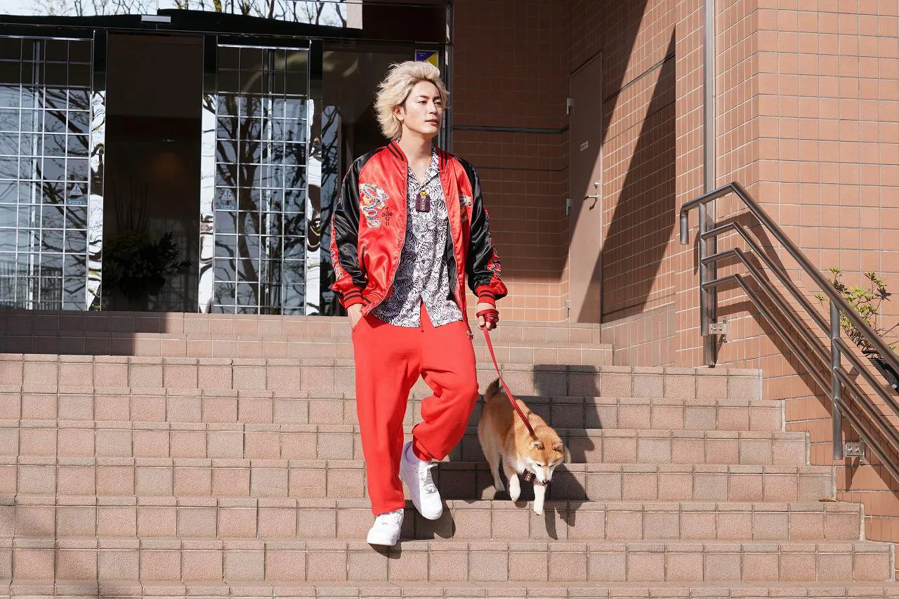 【写真を見る】愛犬・松の散歩に出掛ける“ヤンキー私服”の剛(間宮祥太朗)