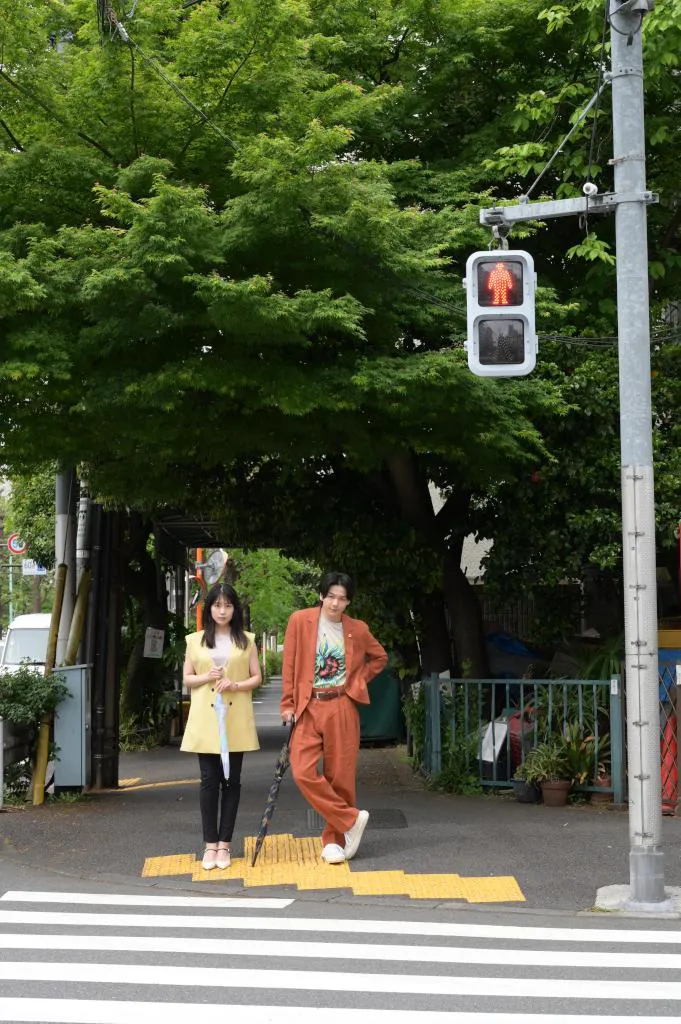 【写真を見る】傘を手に佇む有村架純&中村倫也