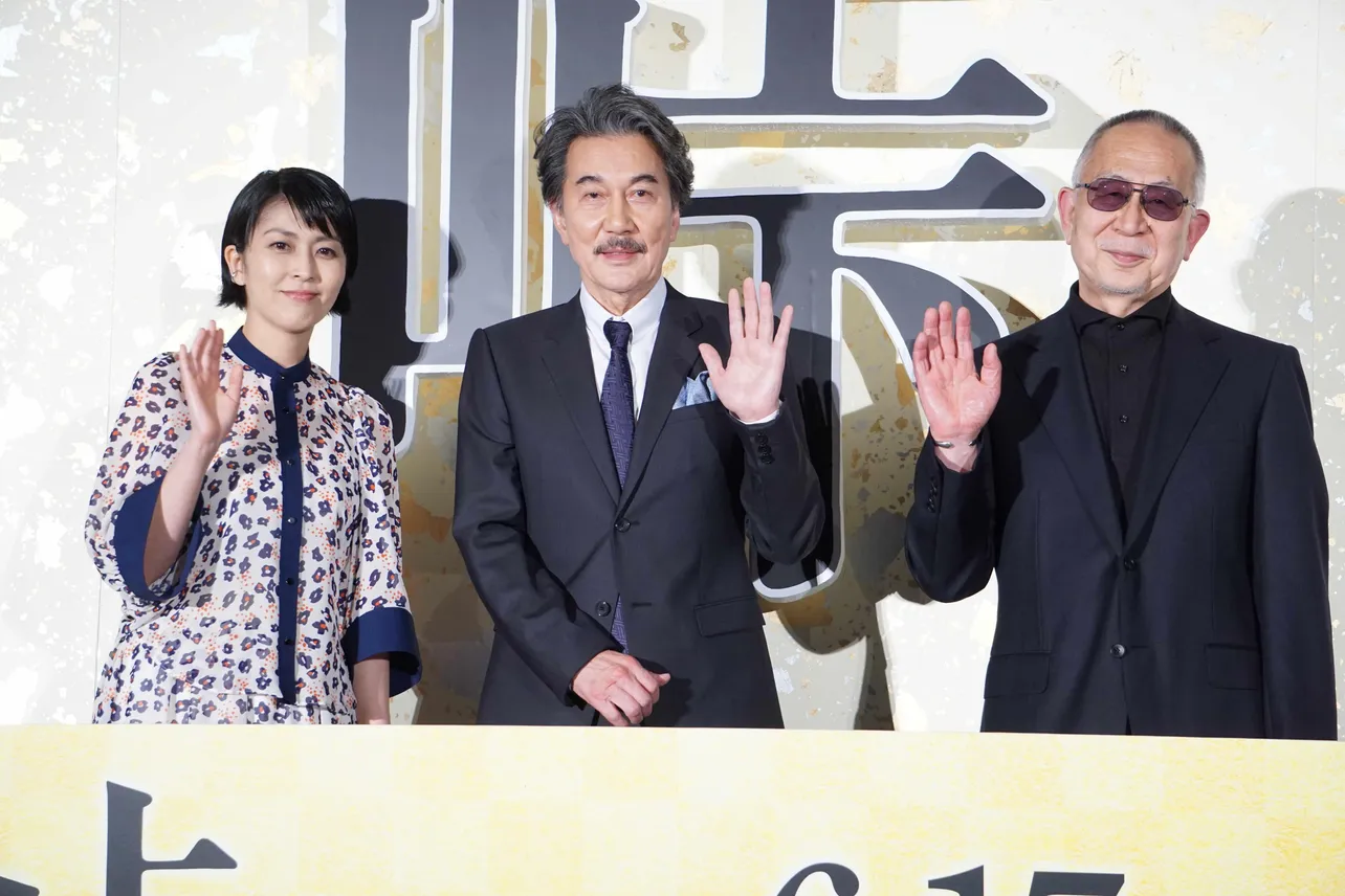 舞台あいさつに登壇した松たか子、役所広司、小泉堯史監督(写真左から)