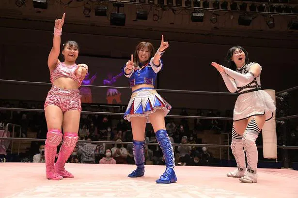 渡辺未詩(左)、辰巳リカ(右)と共に6人タッグマッチに出場した荒井優希(中央)