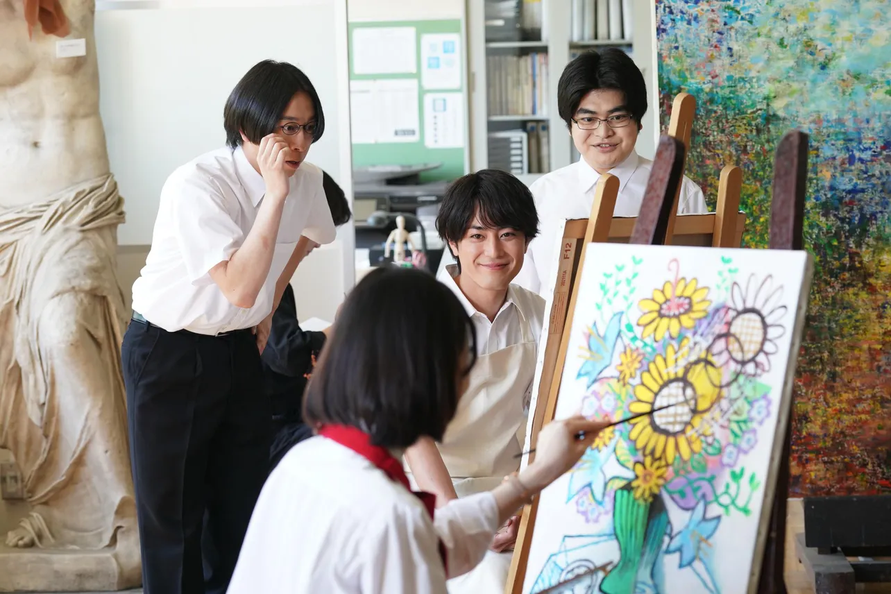 絵を描く深雪(森川葵)を笑顔で見つめる剛(間宮祥太朗)