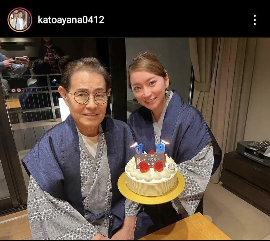 【写真を見る】加藤綾菜、夫・加藤茶の79歳の誕生日を夫婦でお祝いする仲良し2SHOT