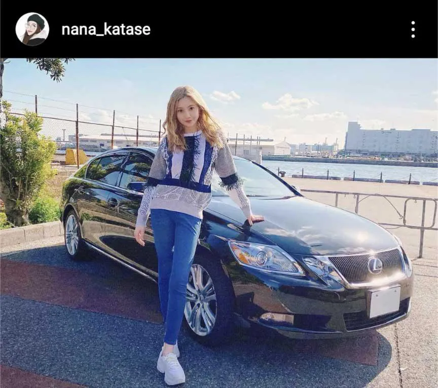 【写真を見る】タイトなデニムパンツ姿で愛車と一緒に写真に写る片瀬那奈
