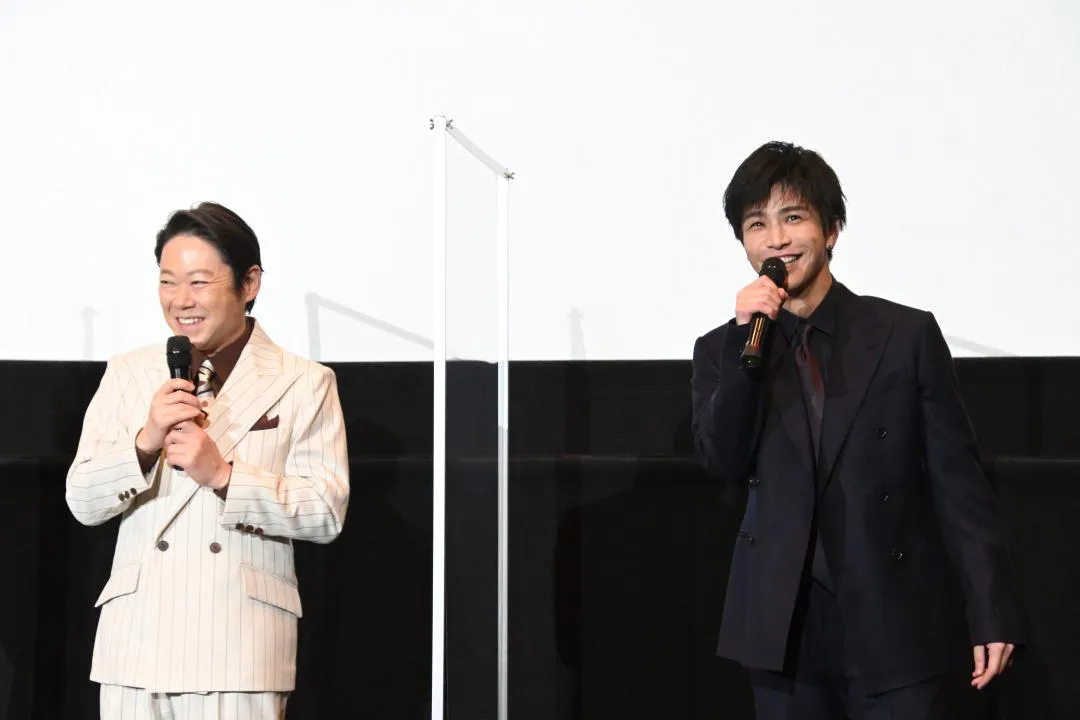【写真を見る】阿部サダヲ&岩田剛典、仲の良さ伝わる満面の笑みの2SHOT