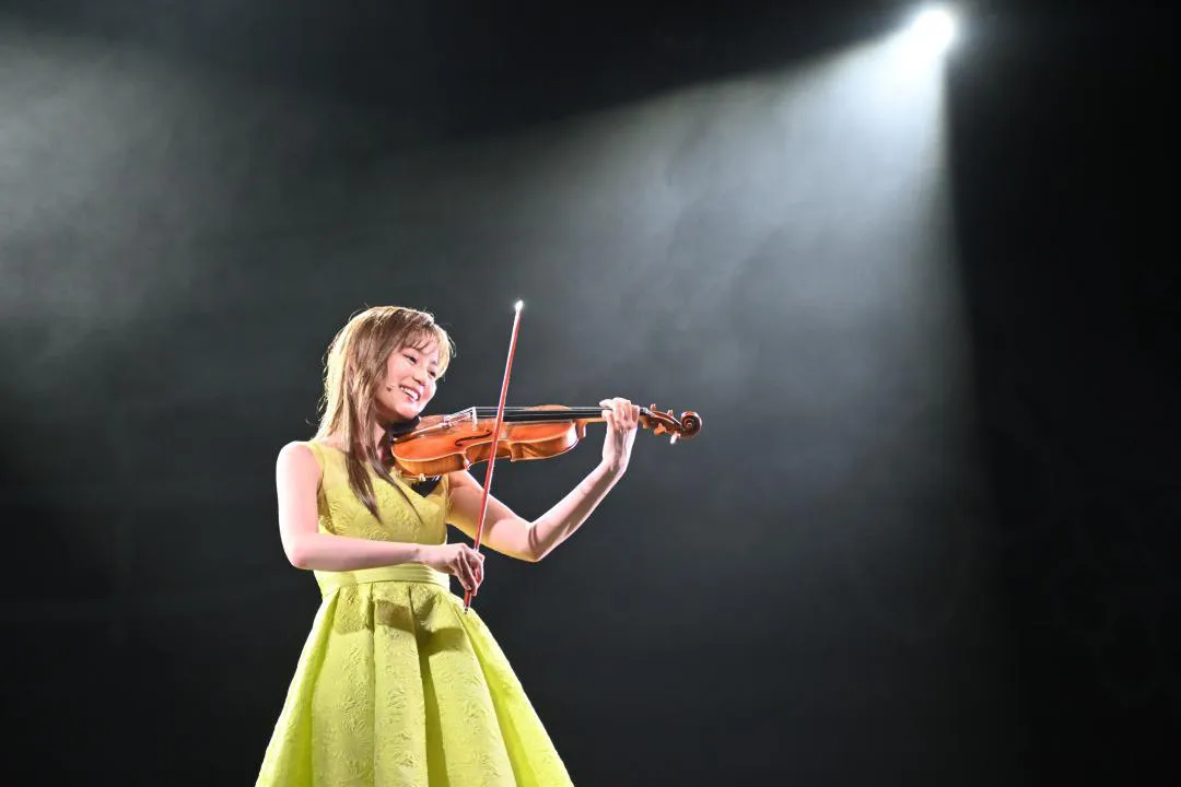 【写真を見る】凛とした表情が美しい…生田絵梨花、ドレス姿でバイオリンを奏でるSHOT　(他、ゲネプロSHOT26枚)