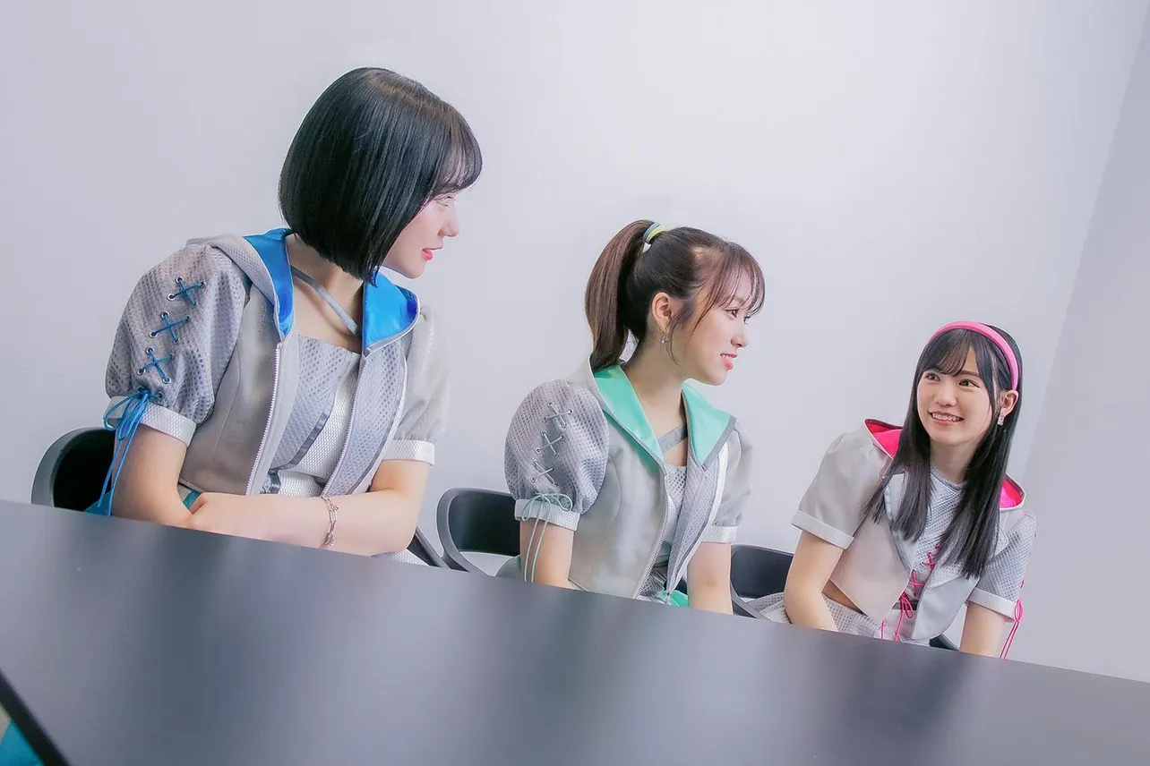 最新シングル「ビーサンはなぜなくなるのか？」について語るHKT48の田中美久、矢吹奈子、運上弘菜(写真左から)
