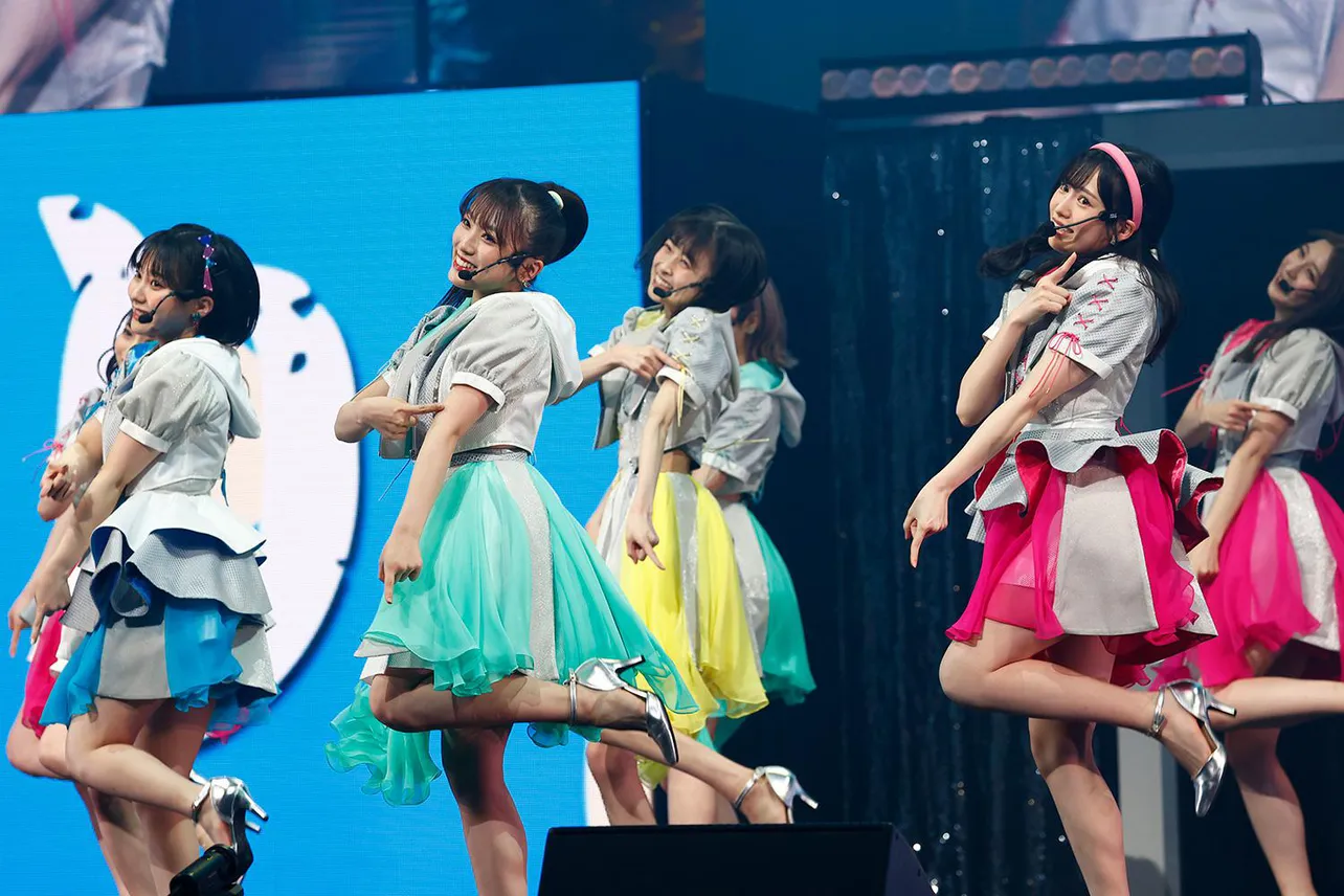 矢吹奈子がシングル初単独センターを務めるHKT48の新曲「ビーサンはなぜなくなるのか？」を初披露