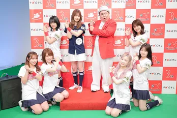 今のAKB48は「気迫、熱量を感じる」塚地武雅が代打MCでチーム8と共演 相方・鈴木拓には「腹立ってきた!」