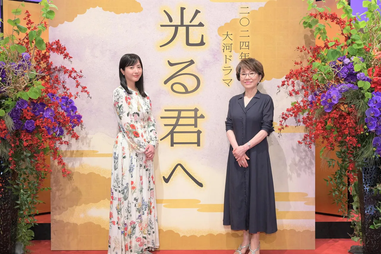 主演の吉高由里子(左)、脚本の大石静(右)