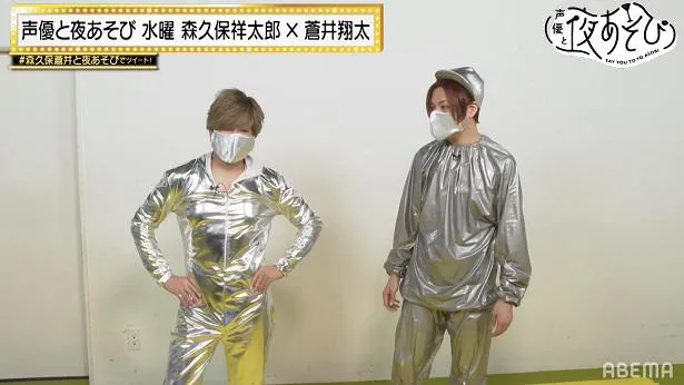 【写真を見る】全身シルバーの衣装に身を包んで登場した森久保祥太郎と蒼井翔太(写真左から)